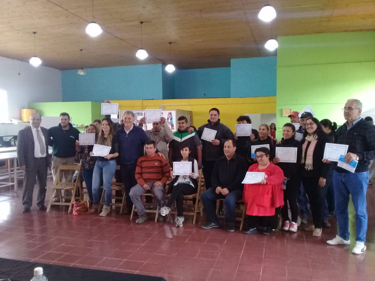 LA CARLOTA: Hoy junto al intendente; Fabio Guaschino y la secretaria de Acción Social; Natalia Bellon entregamos 21 créditos de línea 2 de $ 8000 del Banco De La Gente- Gobierno de la Provincia de Córdoba.