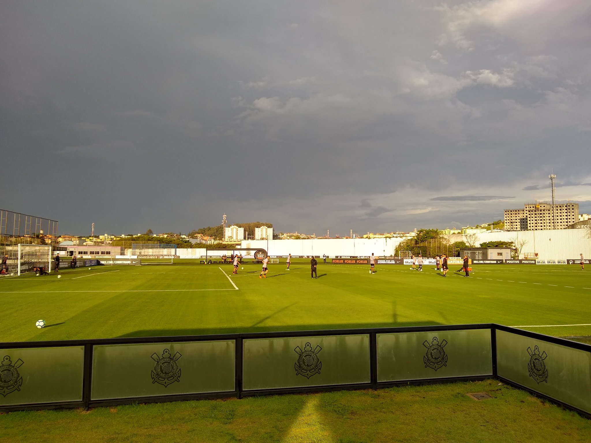 Corinthians se reapresenta com chuva e reservas no gramado
