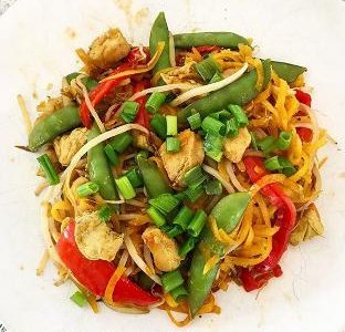 Low Calorie Chicken Pad Thai motivationskitchen.wordpress.com/2018/10/01/low…