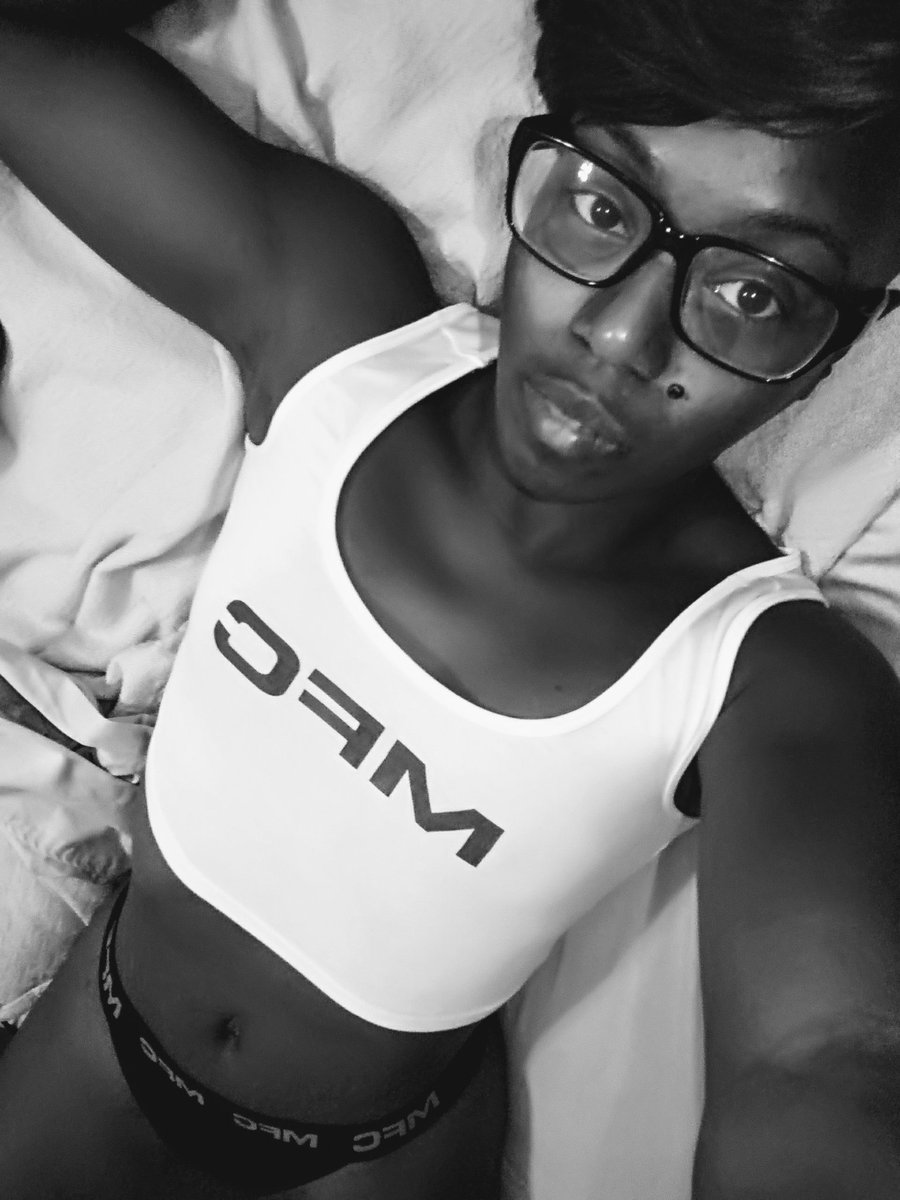 EbnyBtful's tweet photo. Just because I really love my #MFC Shirt. #FollowLikeRetweet #Ebony #Petite #MILF #SmallBoobs #BlackAndWhiteFilter https://t.co/kkQMUaJKom