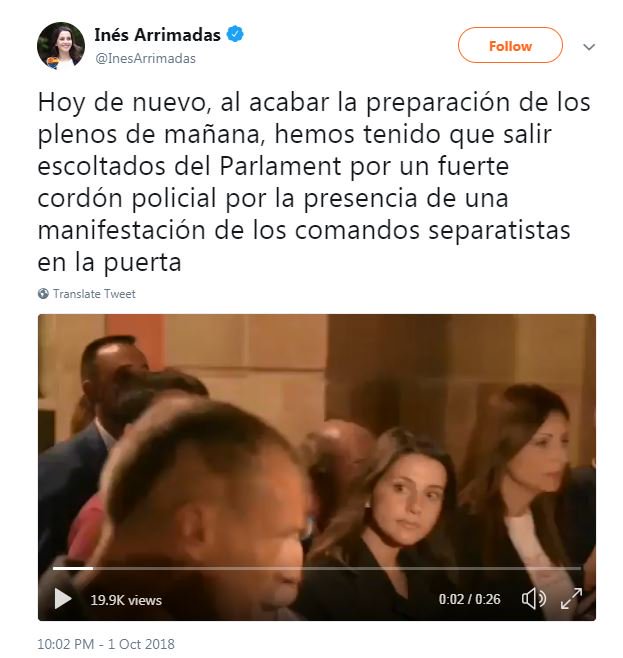 3CatInfo's tweet photo. Inés Arrimadas surt escortada del Parlament, on l'han escridassat alguns dels manifestants de la marxa #Recuperem1Oct #1OTV3 https://t.co/6mv9a2yIH1 https://t.co/56fKcVplYo