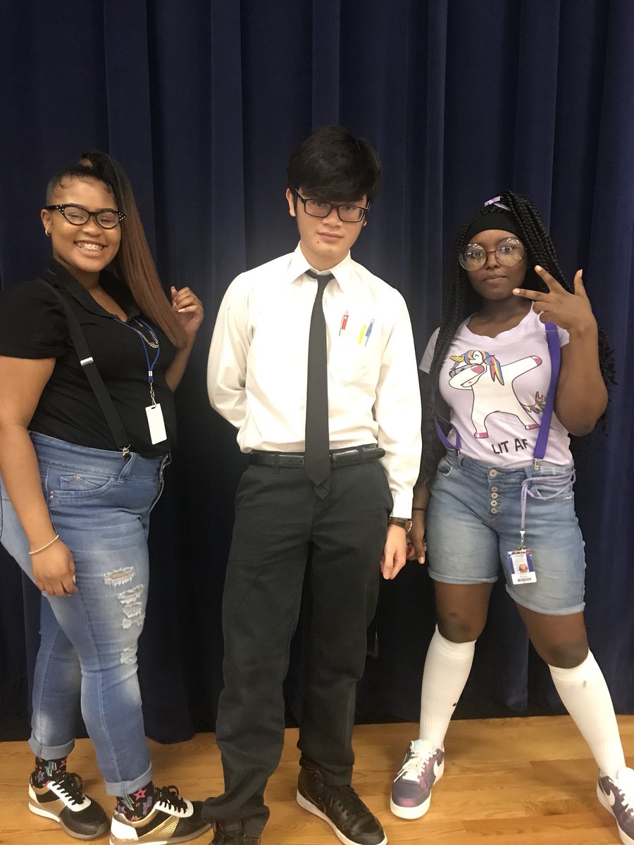 Davis9_AISD's tweet photo. Homecoming Week has us looking NERDY today!!! #hoco2018 #NerdDay #Davishomecoming #FalconPride https://t.co/z1WbD85b3v
