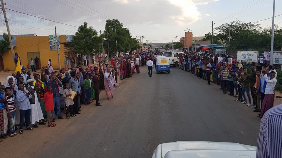 BJuweria's tweet photo. After 24 years of armed struggle, #ONLF officials receive a warm welcome from locals in Dhagahbuur- often referred to as ‘Hooyadii Halganka’ (Mother of the Struggle).
Once labelled a terrorist organisation, today they’re openly welcomed by their supporters throughout the region https://t.co/6nzVfRTavC