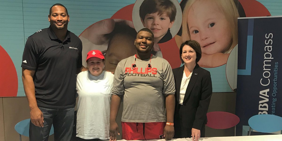 BBVAShowdown's tweet photo. "Big Shot Bob" Robert Horry made a surprise visit to @ChildrensAL,  where he invited patients Courtney and Jalen to be @HoustonRockets for the day! 🚀 #IronCityShowdown https://t.co/UyACWwl3m6