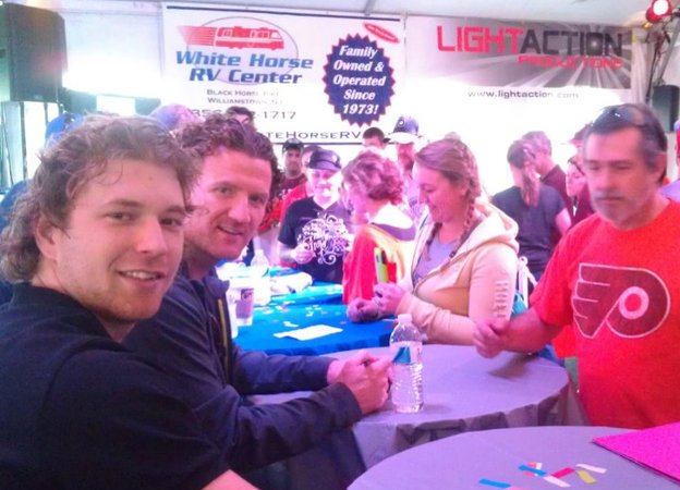 PrestonSteve933's tweet image. We've had some damn cool moments with @Hartsy43 over the years! Looking forward to flashing back when our now retired buddy calls in to @933WMMR Tuesday morning at 9am. #HartnellDown #CampOutForHunger #helicopters #ThisIs40