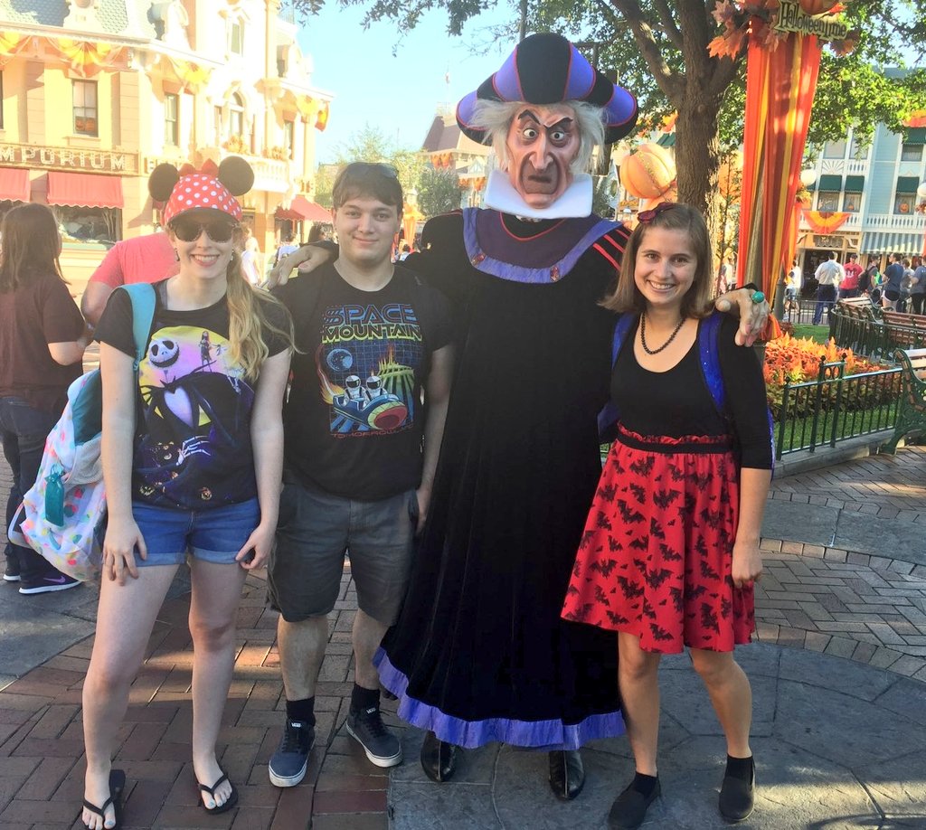 ILoveKPAlot's tweet photo. Friends: We don't need any character pictures at Disney.

Also Friends: FROLLO STOP EVERYTHING WE HAVE TO #FROYOLO.

Me: *Pictured with hat that doesn't match outfit* https://t.co/hFpnz27vEB
