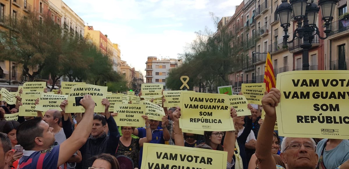 OmniumTarragone's tweet photo. #Tarragona: La manifestació de l'1 d'octubre aplega milers de persones. Sortim al carrer per denunciar la repressió i revindicar que, malgrat tot, vam votar! 🗳@omnium
#Recuperem1Oct https://t.co/KxkIyBLYJp