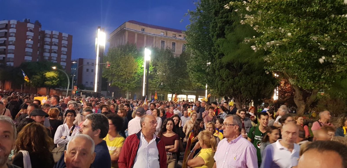 OmniumTarragone's tweet photo. #Tarragona: La manifestació de l'1 d'octubre aplega milers de persones. Sortim al carrer per denunciar la repressió i revindicar que, malgrat tot, vam votar! 🗳@omnium
#Recuperem1Oct https://t.co/KxkIyBLYJp