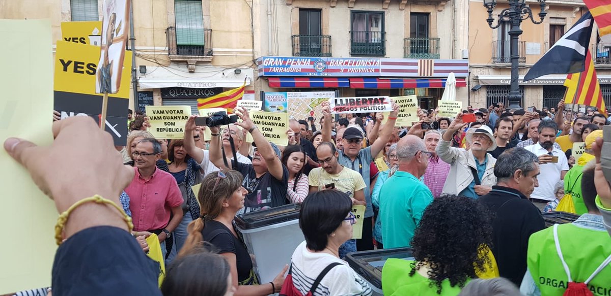 OmniumTarragone's tweet photo. #Tarragona: La manifestació de l'1 d'octubre aplega milers de persones. Sortim al carrer per denunciar la repressió i revindicar que, malgrat tot, vam votar! 🗳@omnium
#Recuperem1Oct https://t.co/KxkIyBLYJp