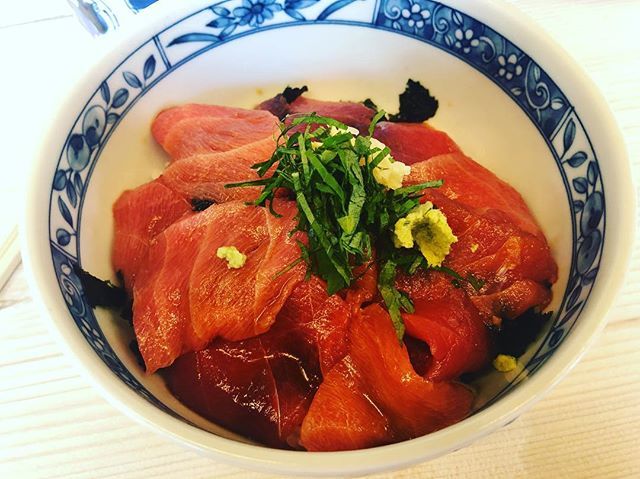 chlocy's tweet photo. transiting in tokyo - you dodge under the blue curtains and pull up a chair, rubbing shoulders, and are presented with a ceramic mug of freshly made matcha, a dish of daikon pickles, and a beautiful bowl of tuna, shiso and rice with vinegared soy - i asked for imadakke; it’s… https://t.co/24wuaac3YT