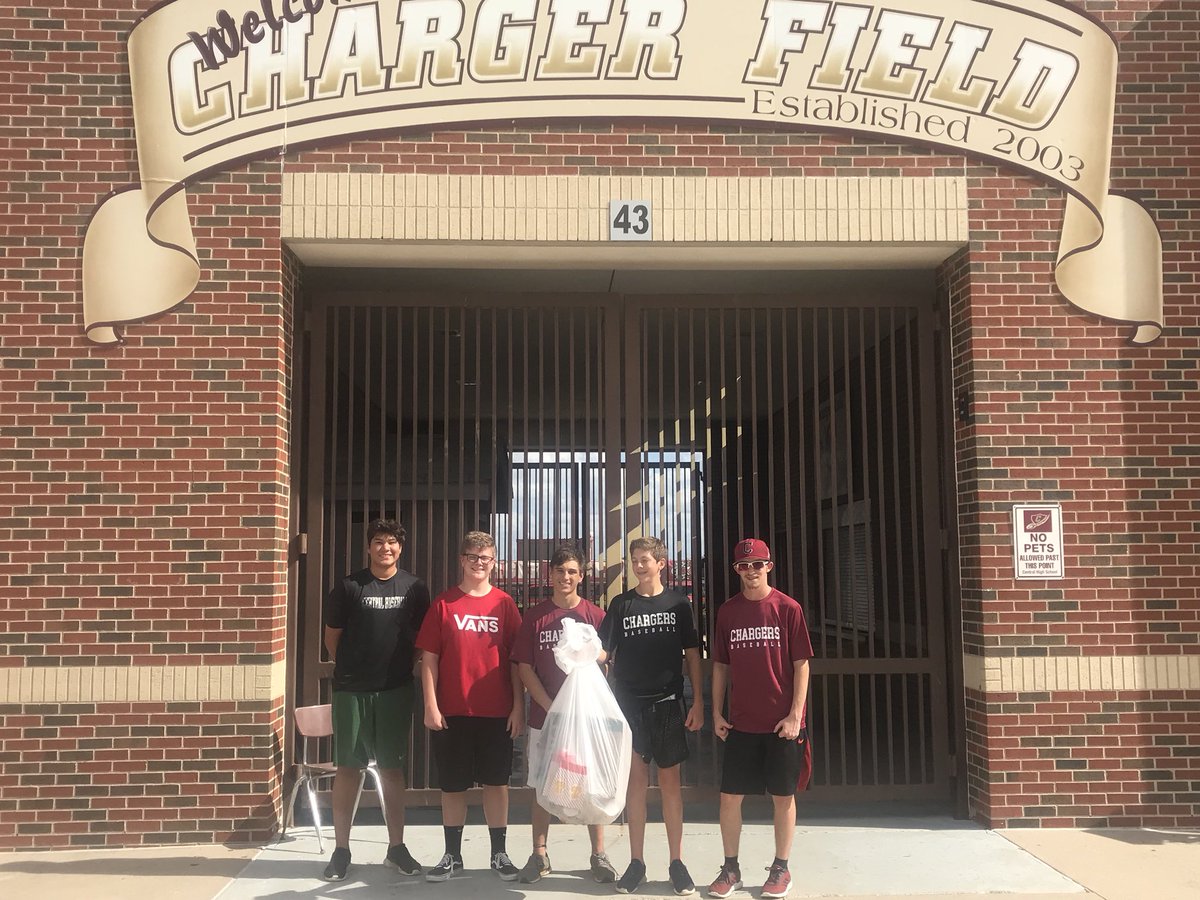 chschargerbsb's tweet photo. Keeping Centeal Beautiful!! Service is first and foremost! @KellerCentralHS @KISDAthletics #nojobistoosmall #proudcoach #takecareofyourhome https://t.co/8giA8QVcYO