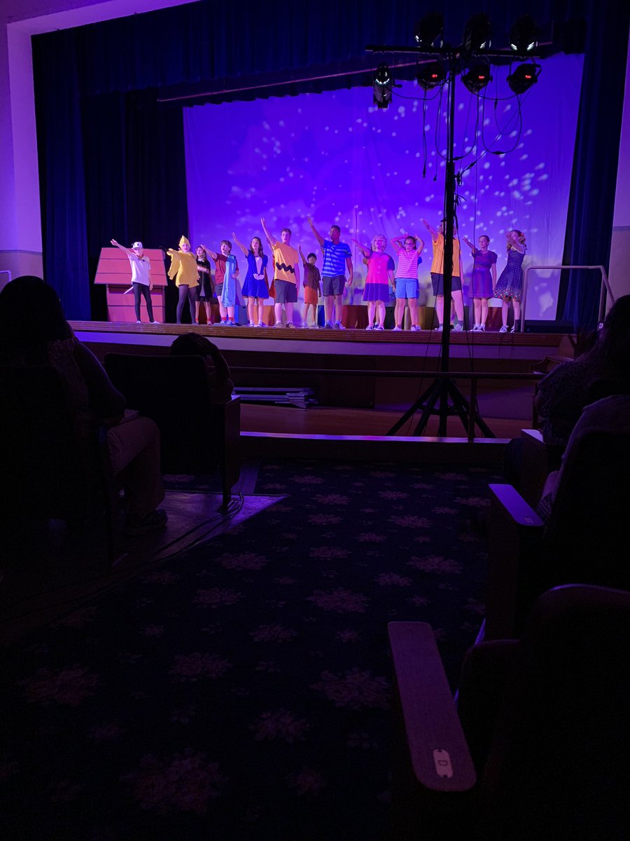 FGurrola91's tweet photo. Awesome first field trip to see Charlie Brown #manymoretocome #teamcasaloma #best4gradeclass🤓 https://t.co/O4W35oph3B