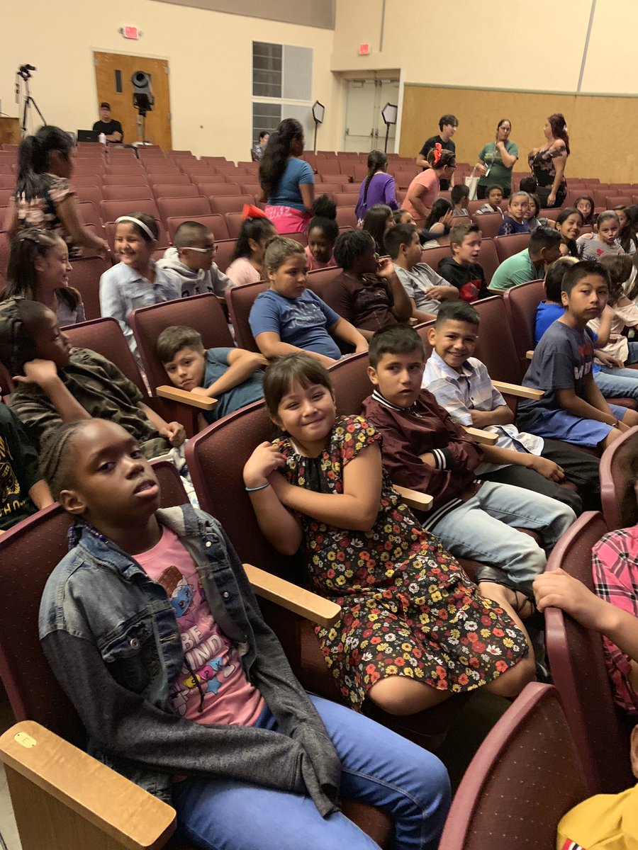 FGurrola91's tweet photo. Awesome first field trip to see Charlie Brown #manymoretocome #teamcasaloma #best4gradeclass🤓 https://t.co/O4W35oph3B