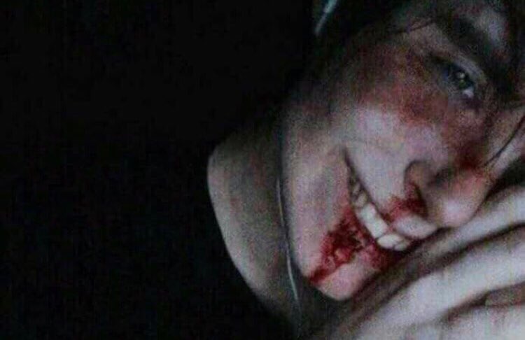 اسعد من يُسعدك وابغّض من يُبغضك عامل ﺎلناس مثلما يُعاملوك فلا تكون طيباً مع الجميع فتتألم ولا تكون سيءً مع الجميع فتندم ،كُن مُنصفاً واعطي كل ذيِ حقاً حقه. #قلمي #بوح #بوحي