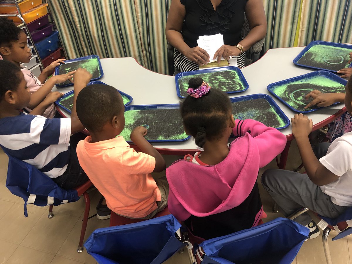 sabrinabwilks's tweet image. Fabulous phonics and comprehension instruction in kindergarten classes @CrumlyChapel this morning. @JEFCOED #sharedreading #multisensoryinstruction 📚