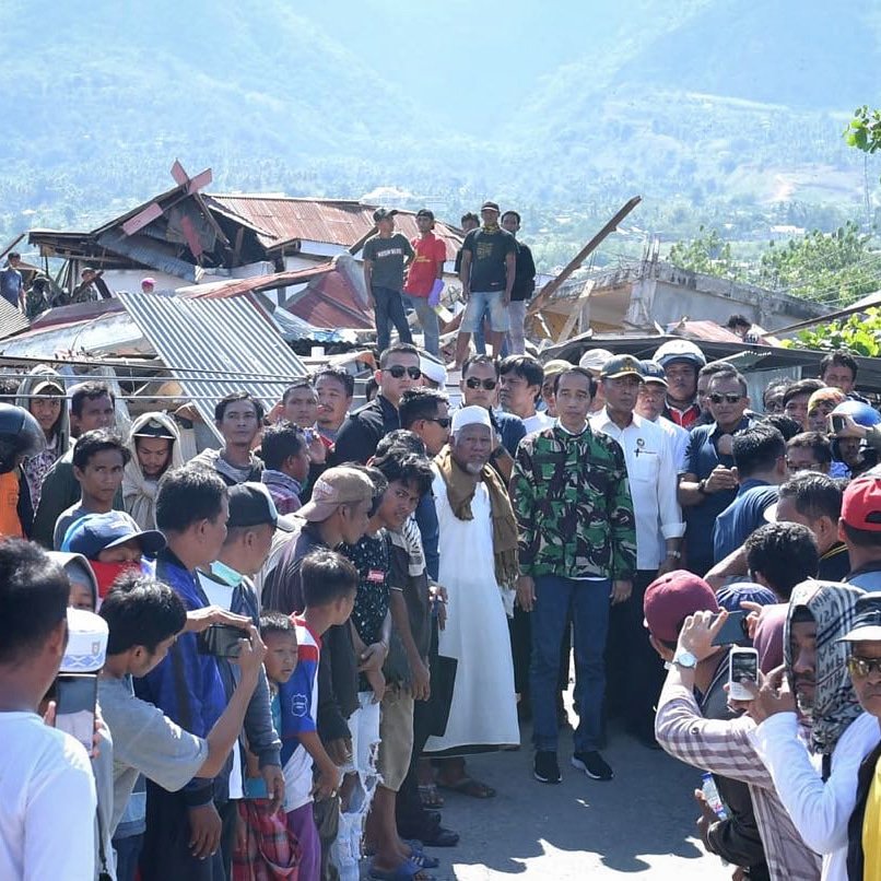 Raja Arab Saudi Salman bin Abdulaziz menelepon saya, berbelasungkawa atas bencana gempa bumi dan tsunami di Sulawesi Tengah sekaligus menawarkan bantuan.

Tawaran serupa datang dari para pemimpin dunia. Ini pesan kuat bahwa kita tidak sendirian menghadapi masa-masa sulit ini.