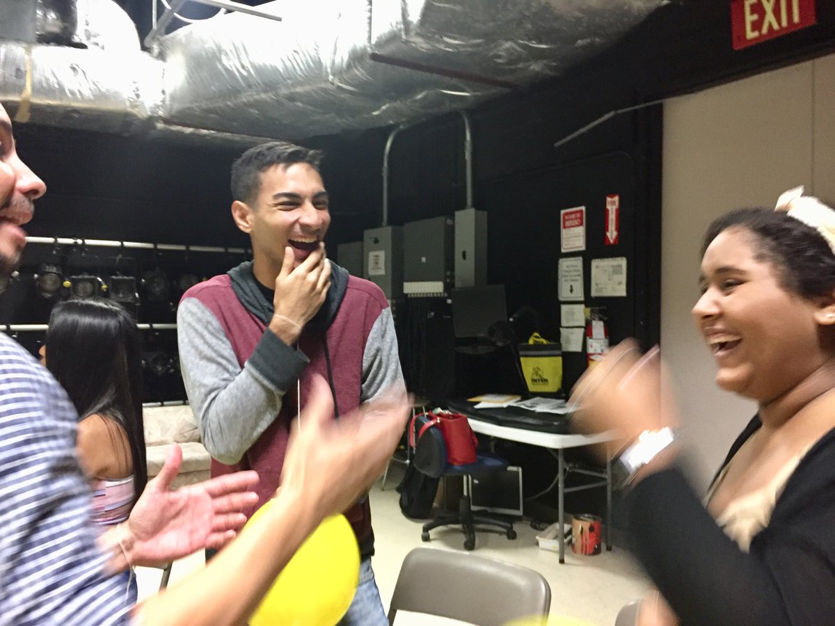 LebronAnaya's tweet photo. Momentos emotivos traducidos en sonrisas, amor y agradecimientos en el taller #NeuroRisa. Agradecida a Eddie Fuente, a la directora y Profesora de @COMU_Inter, @Hernandez_Ruth por siempre apoyar cada actividad y a mis estudiantes de @InterBayamon. https://t.co/oFYhjmNheq