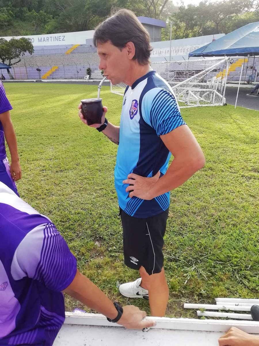 #LMF OFICIAL... El argentino Nino Piazzi no continúa más dirigiendo a <a href="/adchalatenango/">A.D Chalatenango</a>, aún no se conoce el sustituto, Nino deja al Chalate en la posición 10 de la tabla, con 3 victorias, 3 empates y 6 derrotas. <a href="/caranzamendi/">Carlos Aranzamendi</a> <a href="/fmosorio/">Francisco Osorio</a>