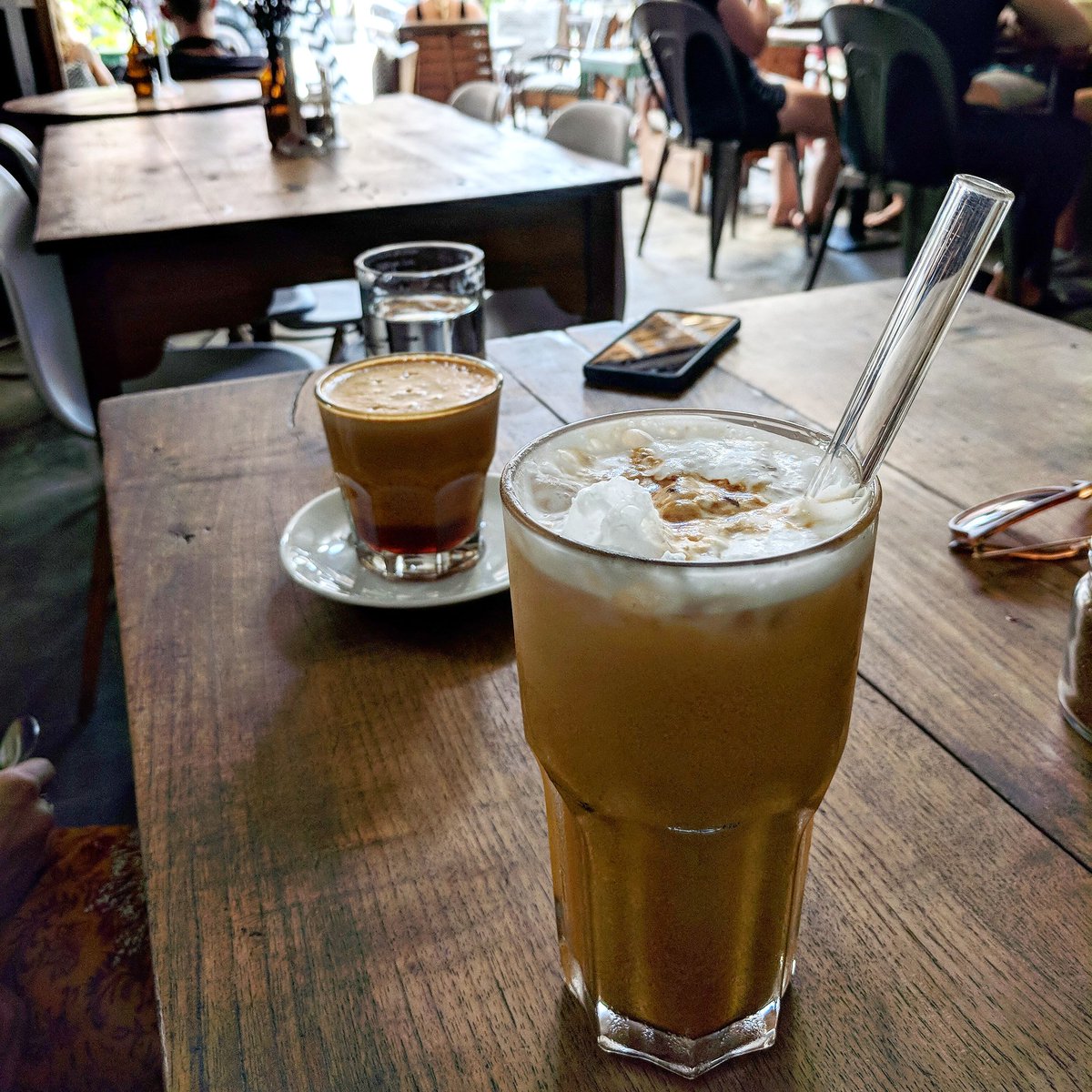 LowCarbRob's tweet image. That coffee life 🕶️☕🐒🦊
#coffeemakesmepoop #coconutmilklatte #welikecoffee #coffee #latte