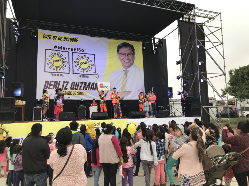 DerlizGuzmanT's tweet photo. Divertido show infantil para los mas pequeño de Mateo Pumacahua. 

#MarcaElSol #DerlizGuzmán #AlcaldeDeSurco #Elecciones2018 #ERM2018 #OrdenySeguridad #LuchaAnticorrupción https://t.co/OkLsp7PxsW