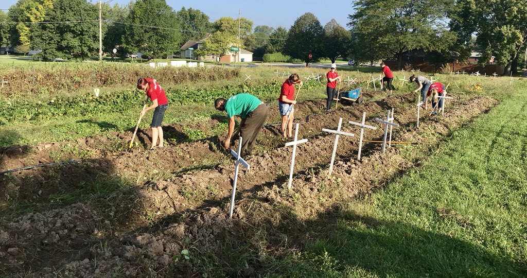 McGuireWrites's tweet photo. Some #MondayMotivation today: you can make a difference by #gleaning farms in #Indy to give food to the hungry. My @JLIndianapolis girls and I had a fantastic time with @societystandrew #JLIndy #volunteering #givingback https://t.co/jHtfOdL6F3