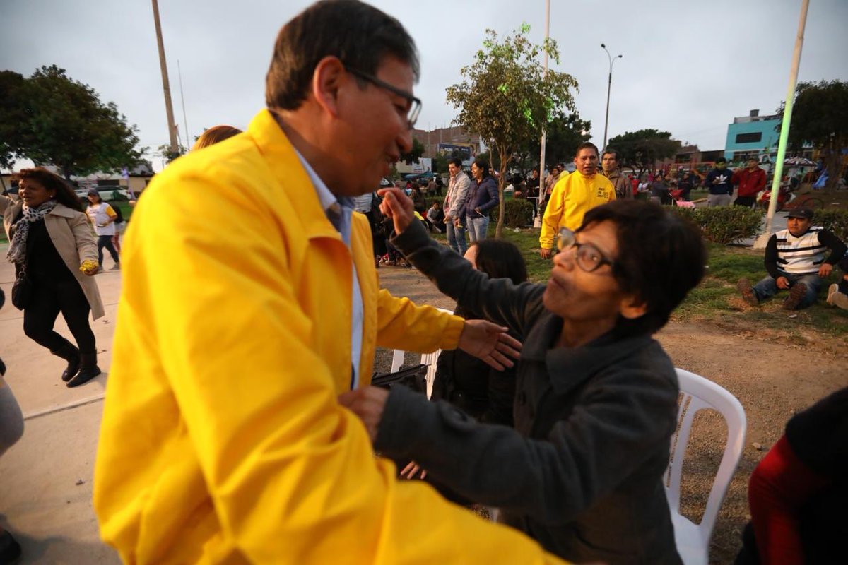 DerlizGuzmanT's tweet photo. Cada abrazo es la ilusión que tenemos de trabajar por ustedes en una gestión eficiente. 

#MarcaElSol #DerlizGuzmán #AlcaldeDeSurco #Elecciones2018 #ERM2018 #OrdenySeguridad #LuchaAnticorrupción https://t.co/U0DJOyJs0L