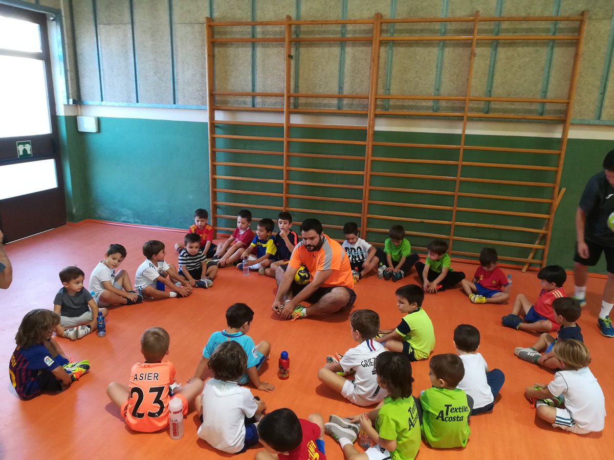 trescolumnascd's tweet photo. Luisjo y Alejandro Márquiz comienzan una nueva aventura con los más pequeños del Club. 

En la tarde de hoy se abrieron las puertas de La Escuela con una treintena de niños.

Mucho trabajo e ilusión por delante antes de que comience la XI Liga Comarcal del CD Tres Columnas. https://t.co/XImTe37GEJ