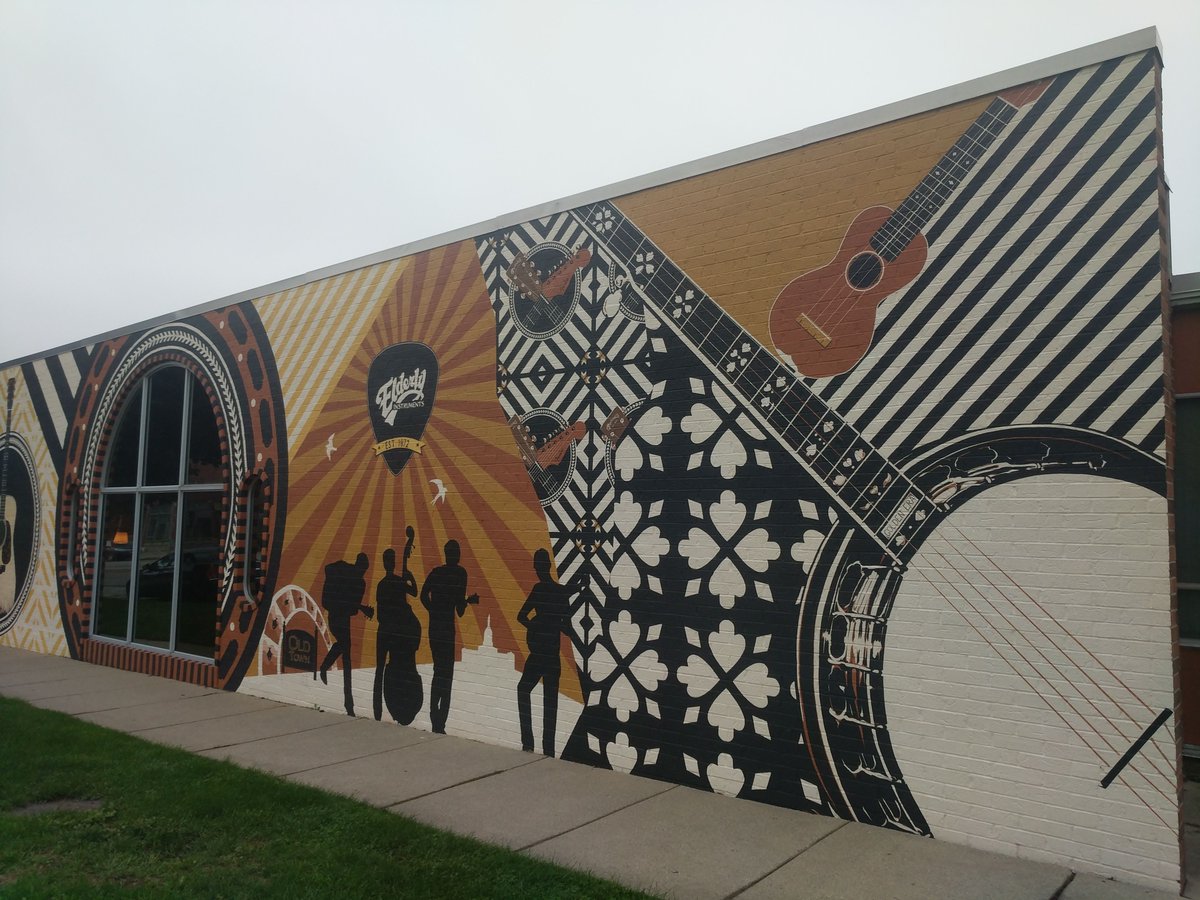 blackbirdguitar's tweet photo. Just stopped by Elderly Instruments in Michigan! 🎸 🎸 Found an El Cap! https://t.co/tRoGokWhPC