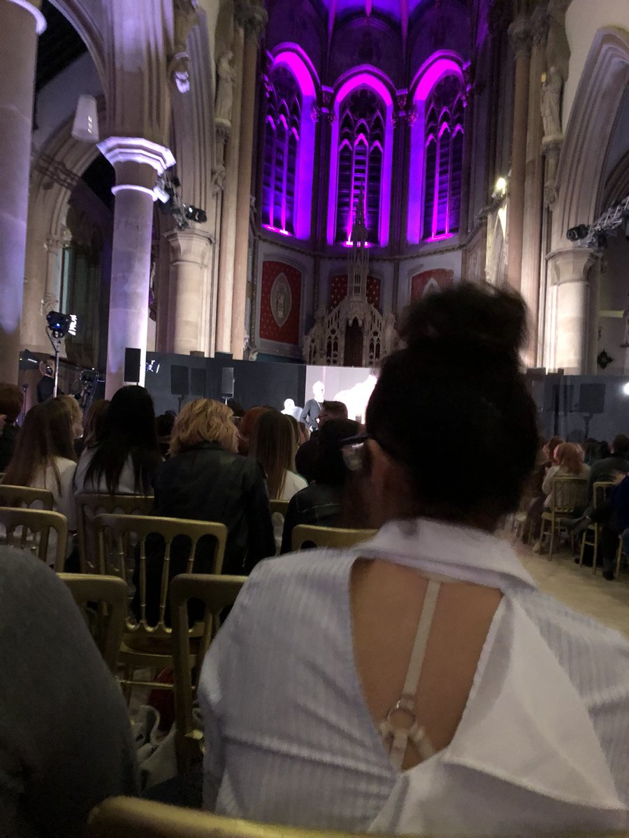 salnewton's tweet photo. @Matrixhaircare Not good at all ๐ก couldnโt see any cult colours, can you? And somewhere up there is Paul falltrick. #craplighting #couldntsee https://t.co/kcKxVcP2fy