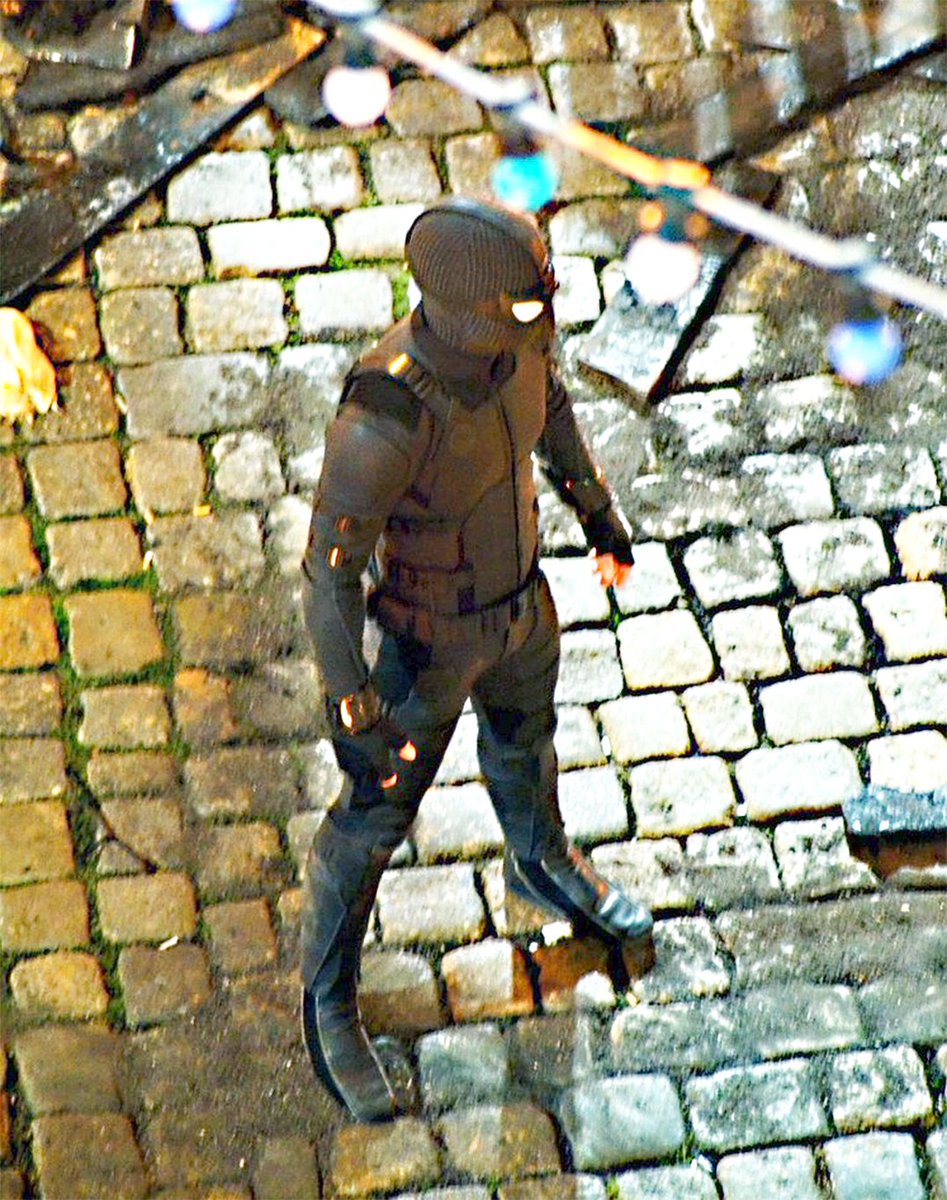 Mcu The Direct On Twitter A New Spider Man Far From Home Set Photo Gives A Good Look At Spidey S New Stealth Suit For The Sequel Via Knapovaveronika Https T Co Dkuuxrcs6a