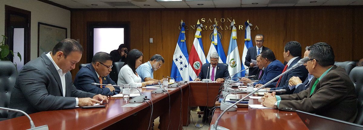 ISDemocracia's tweet photo. #EleccionesCSJ2018
Hoy se cumplen 78 días de retraso en la elección de Magistrados de CSJ y la Asamblea Legislativa sigue mostrando una evidente violación a la Constitución y a la jurisprudencia constitucional que le demanda este tipo de elección. https://t.co/Q2NybtnL3g