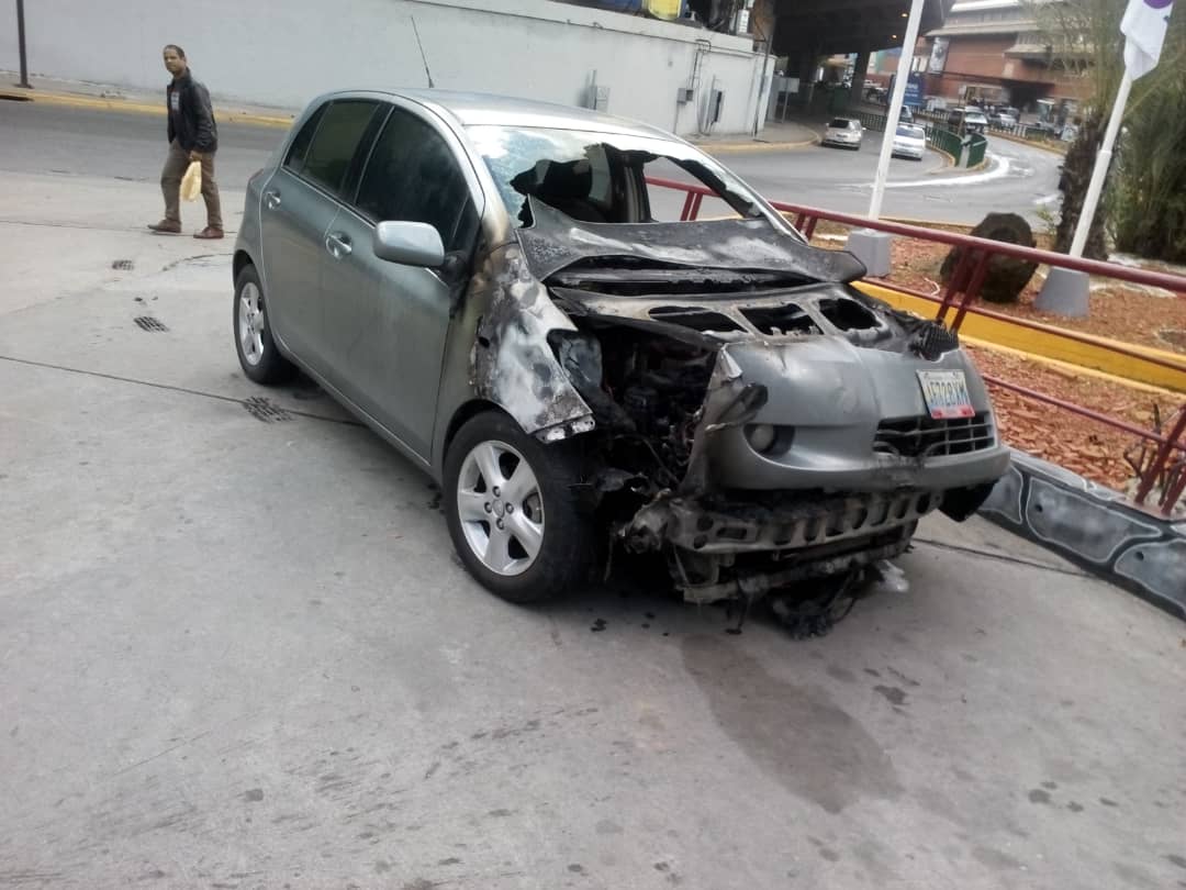 Así asistieron nuestros #ParamedicosdeSaludBaruta a la situación ocurrida el día de hoy en #lasMercedes, donde hubo un incendio vehicular. Siempre trabajamos por tu bienestar <a href="/AphSaludbaruta/">Ambulancias Salud Baruta</a> <a href="/darwingonzalezp/">Darwin González</a> <a href="/AlcaldiaBaruta/">Alcaldía de Baruta</a>