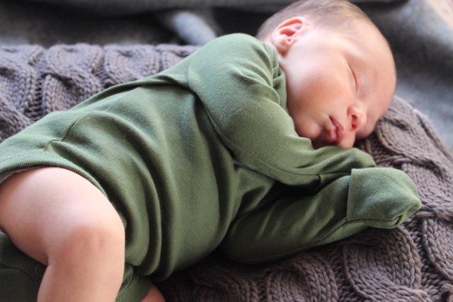 Wishing everyone an awesome October kickoff! 💸 Now for a random sneak 👀 at baby Lopez during his favorite pass time 👶🏻😴🤷🏽‍♀️😍