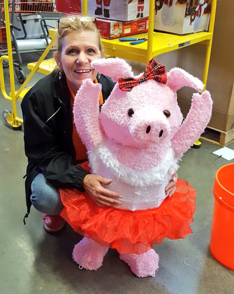 deannakane32's tweet photo. 634 MET ladies getting us off to a great start on our Christmas set!  @SmithAki @fuchs_stacey @mikenunez531 @GwenB_HDtweetin https://t.co/N2nzdHuonr