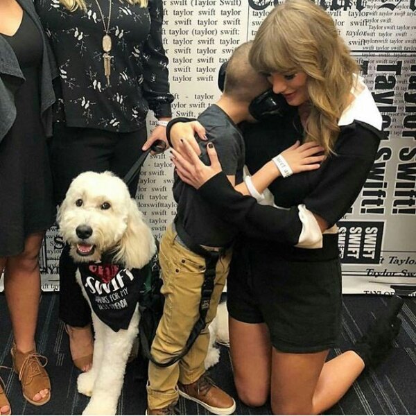 SwiftiesRules13's tweet photo. Omg! I love her so much! That's so cute!!! I'm crying!!!!😭😭😭😭😭😭😍😍😍😍 https://t.co/EV10aR0clL