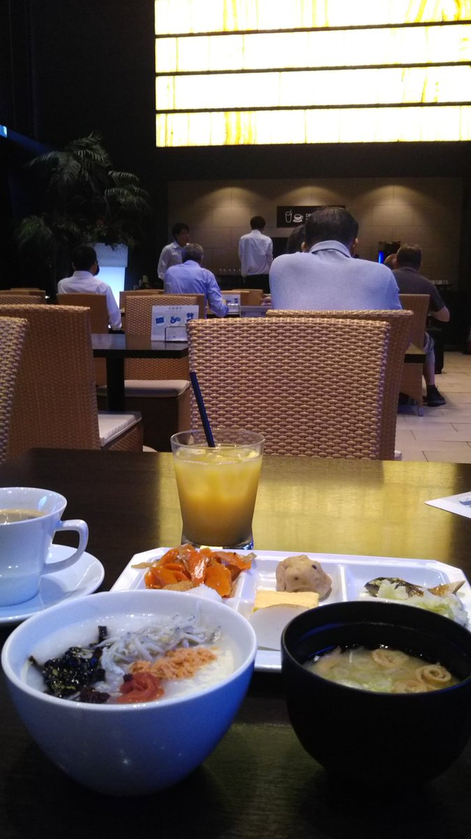 0823serendipity's tweet image. モーニング食べてるなう🍚

良い天気だから高い吹き抜けが気持ち良い🍃

しかし、なんだろ、、、

どう見てもお互いに日本人にしか見えないのに、とりあえず英語で話しかけると云うシステムめんどくさい😅

でも、ここはほぼ外国💧

#PrinceHotel
#HAPUNA
#デートうそ
#ただの朝食