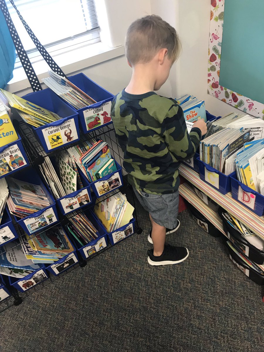 216princess216's tweet photo. Books shopping all on their own!! It’s like they’ve been doing this forever!! 📚 #wcerangers #katyisd #katyisd100 #bethelegacy #kinder20182019 https://t.co/D54JvC8rWa