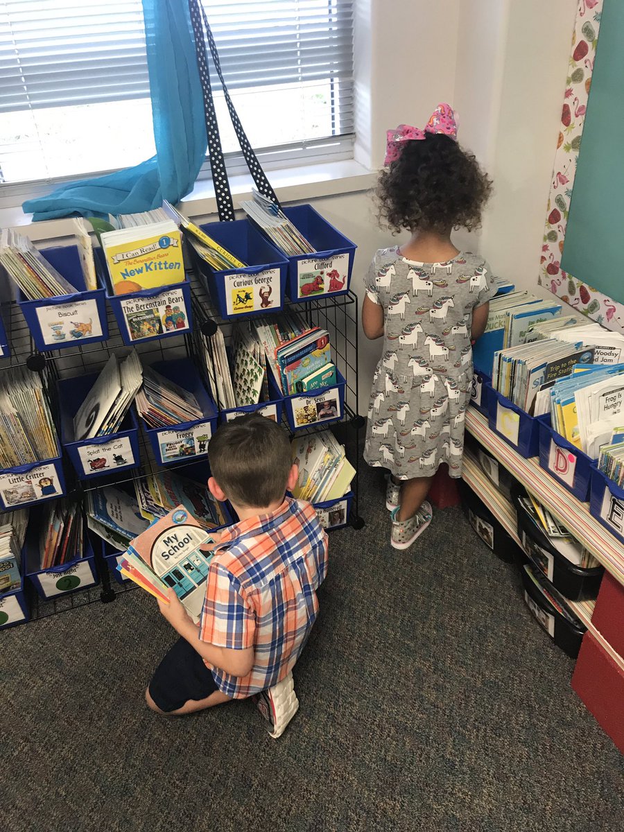 216princess216's tweet photo. Books shopping all on their own!! It’s like they’ve been doing this forever!! 📚 #wcerangers #katyisd #katyisd100 #bethelegacy #kinder20182019 https://t.co/D54JvC8rWa