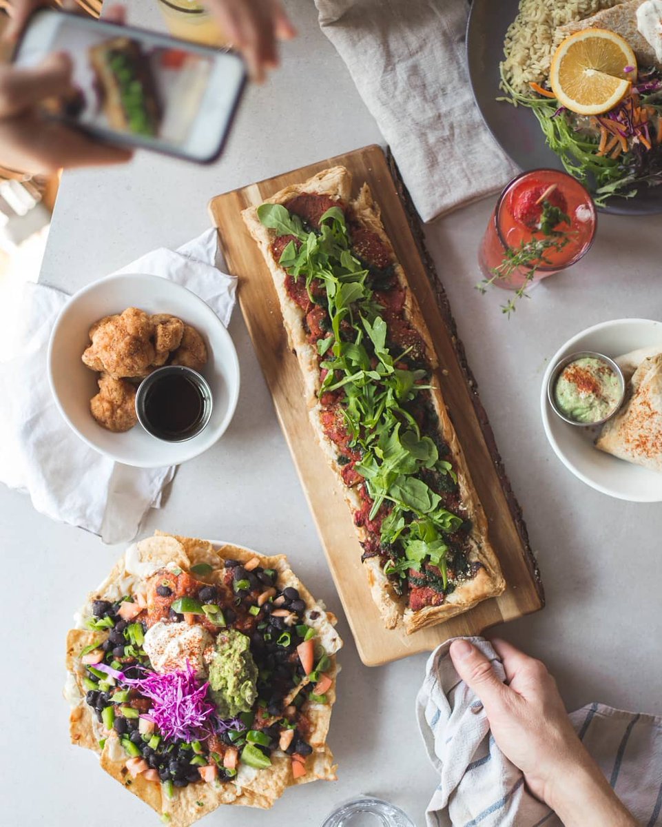 #SVQ les célébrités canadiennes telles que Pamela Anderson, <a href="/ShaniaTwain/">Shania Twain 💎💎💎</a> et <a href="/bryanadams/">Bryan Adams</a> et près de 10 % des Canadiens sont végétariens ou végétaliens? #Journéemondialeduvégétarisme 📷lolarosamontreal/IG