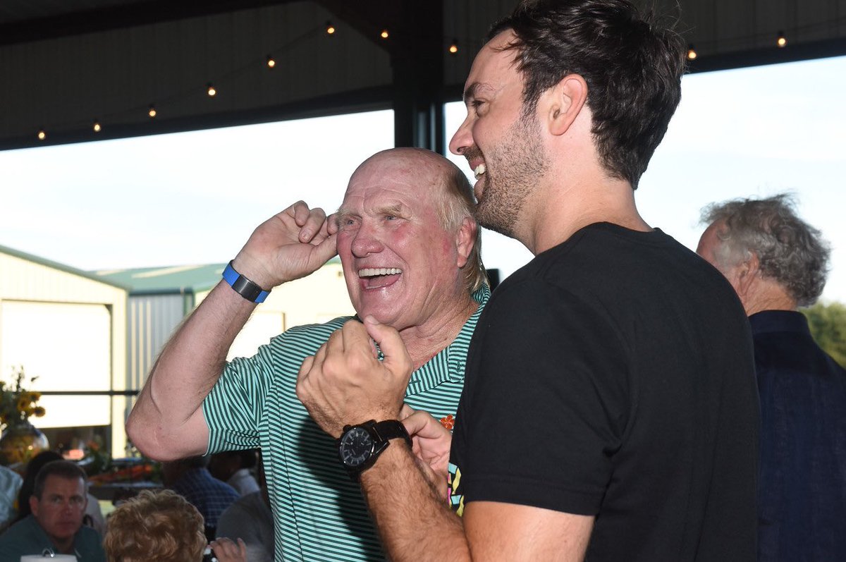 JeffDye's tweet photo. There are some people in this world that every second are fun and full of laughs. Love this dude. #Pops RT if you want more #BetterLateThanNever @nbcbetterlate https://t.co/lSmpyaRKwz