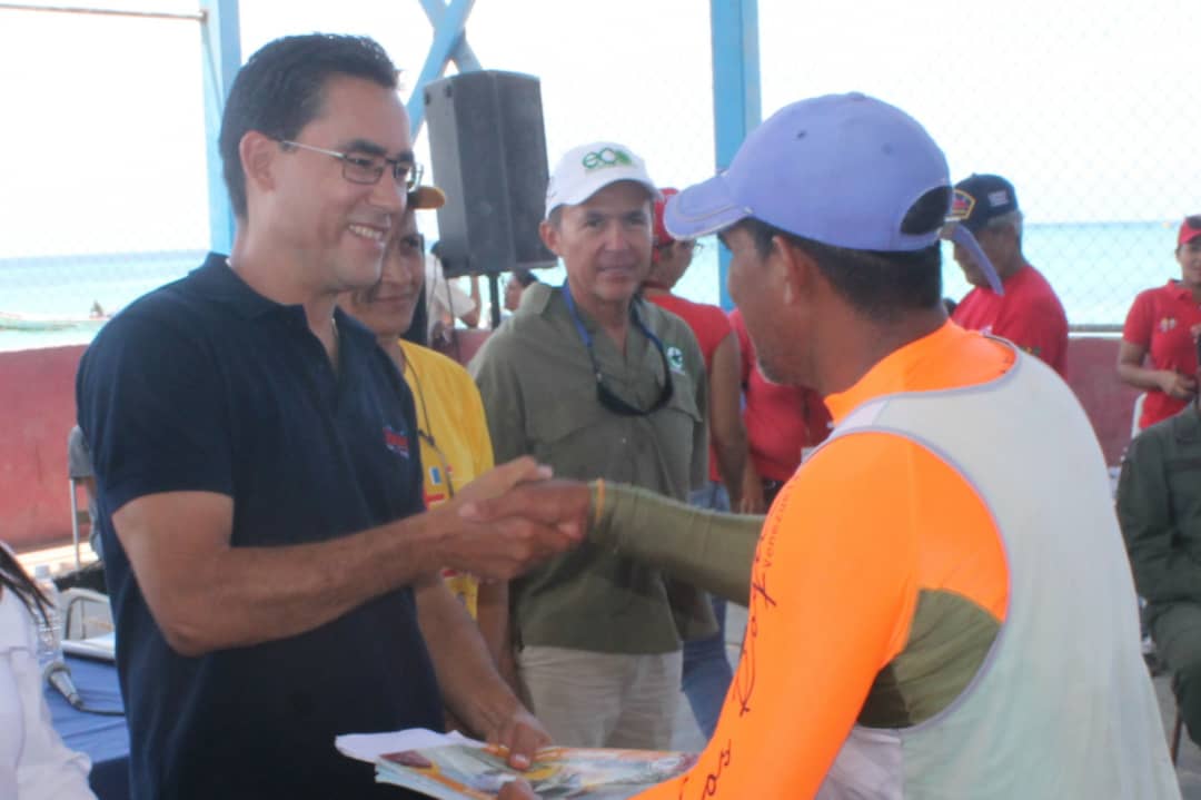 DanteRivasQ's tweet photo. Revisamos las condiciones de la flota pesquera, la certificación de NASAS en cumplimiento para la captura de langostas y entregamos distintos permisos. Además, acordamos con los pescadores el arrime de otras especies que serán distribuidas al pueblo a precios solidarios 2/2 https://t.co/BpSXklJ7kl