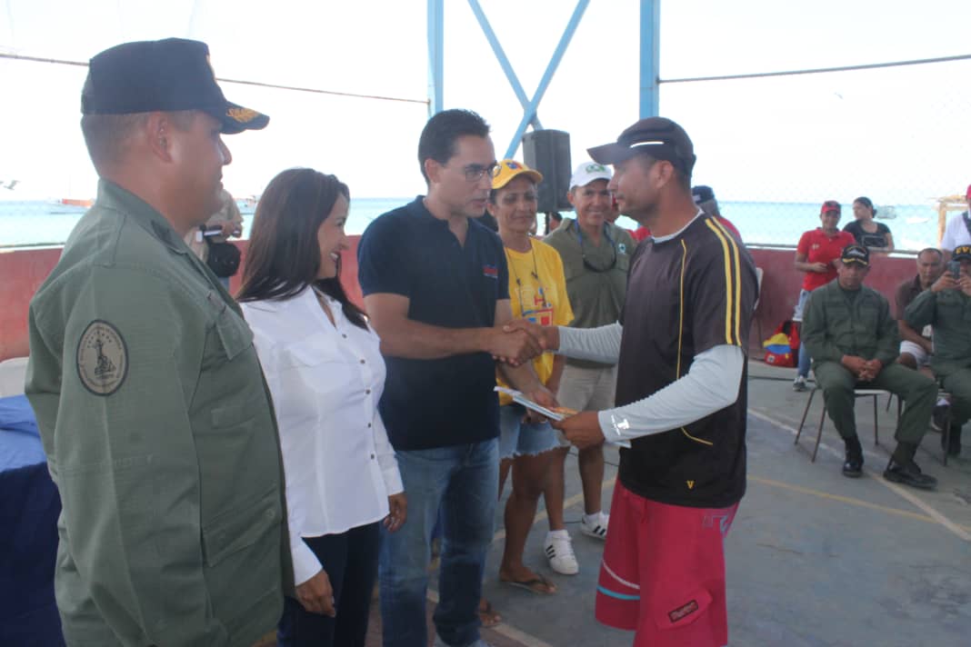 DanteRivasQ's tweet photo. Revisamos las condiciones de la flota pesquera, la certificación de NASAS en cumplimiento para la captura de langostas y entregamos distintos permisos. Además, acordamos con los pescadores el arrime de otras especies que serán distribuidas al pueblo a precios solidarios 2/2 https://t.co/BpSXklJ7kl