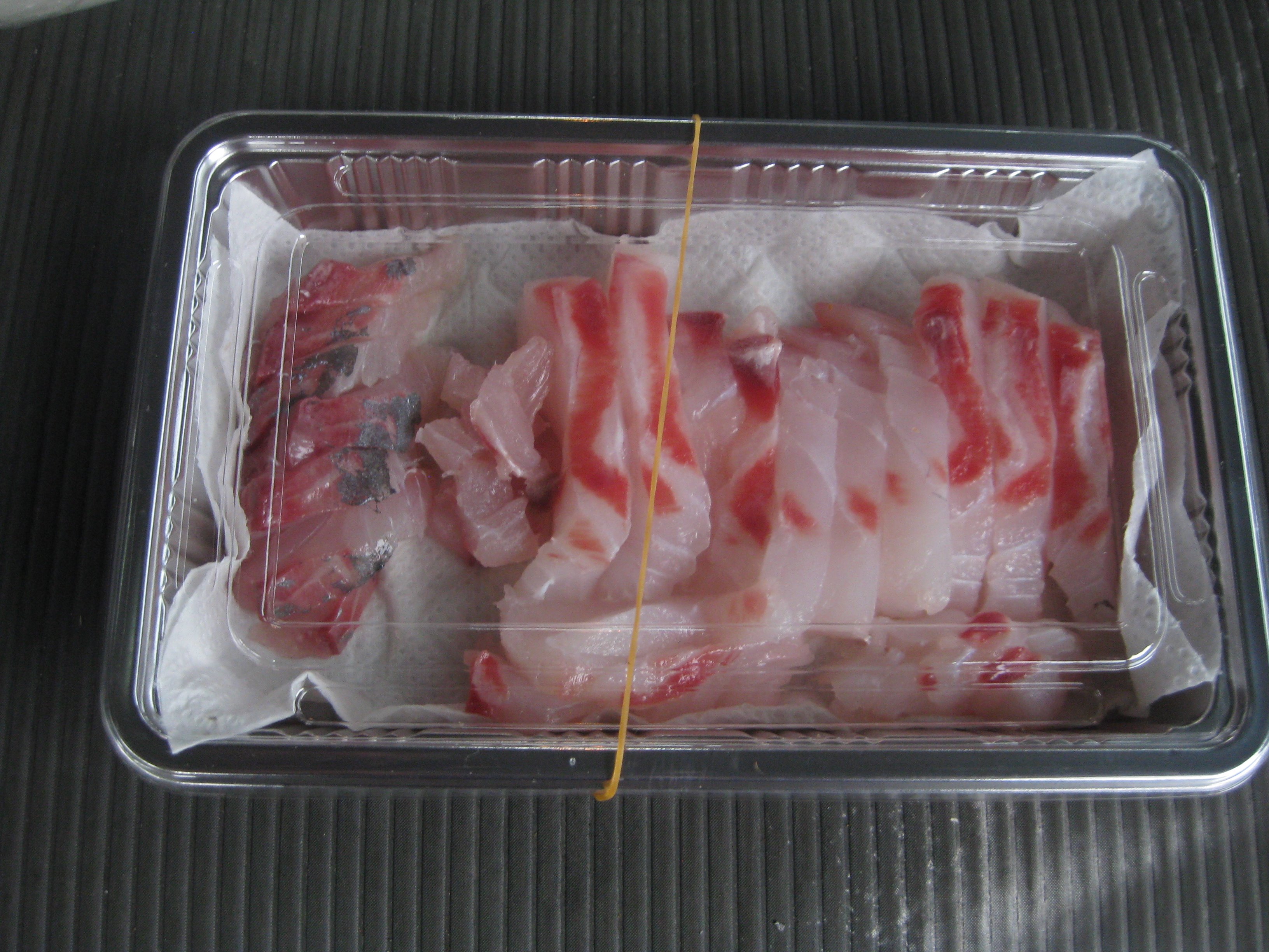 あらきやすのぶ たるいちょう 休日に寝て過ごすのはもったいない 男の料理 鯛 鯛づくし 釣りの翌日 朝から外で鱗 内臓 鰓をとって下処理 その後 刺身は一番大きな鯛１匹と鯵 鯛めしは３合を２回炊いて２匹 塩焼に８匹 これは焼きのみ料理屋で