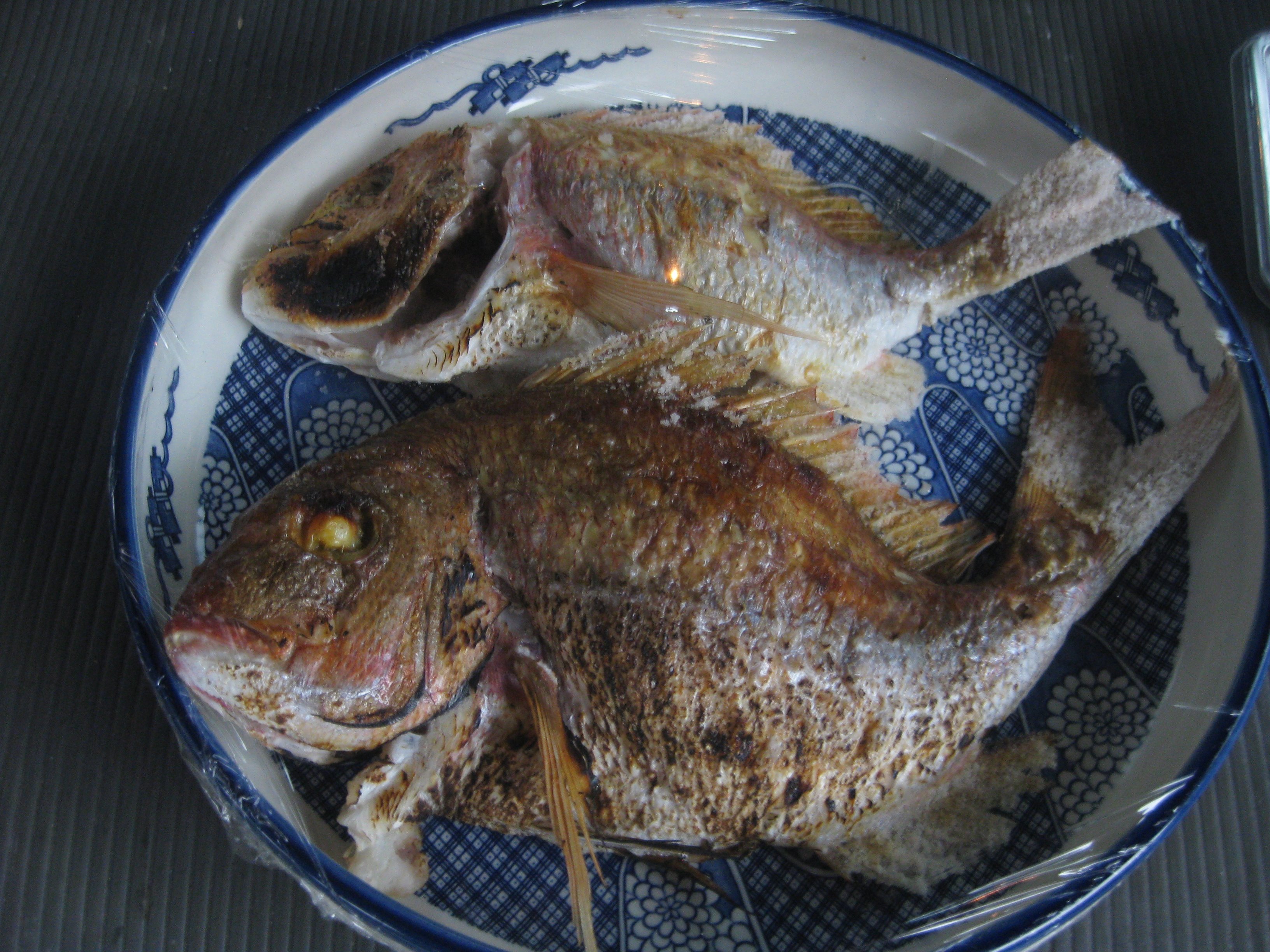 あらきやすのぶ たるいちょう 休日に寝て過ごすのはもったいない 男の料理 鯛 鯛づくし 釣りの翌日 朝から外で鱗 内臓 鰓をとって下処理 その後 刺身は一番大きな鯛１匹と鯵 鯛めしは３合を２回炊いて２匹 塩焼に８匹 これは焼きのみ料理屋で