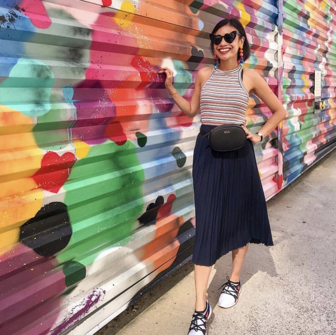 #sunny days w/our belt bag, how #cute is Kathleen in #NYC 😻 #thedailyedited instagram.com/p/BoYUjL8gFme/…