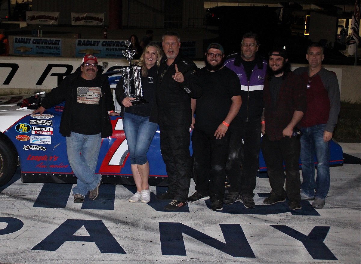SCSCSRacing's tweet photo. Ebeling Sweeps Duels and Claims Southern Title; Langdon Earns Custom Trophy in 2018 @SCSCSRacing Finale at @DominionRaceway - https://t.co/sKw2aPPgUa https://t.co/N74z4j5Wlc