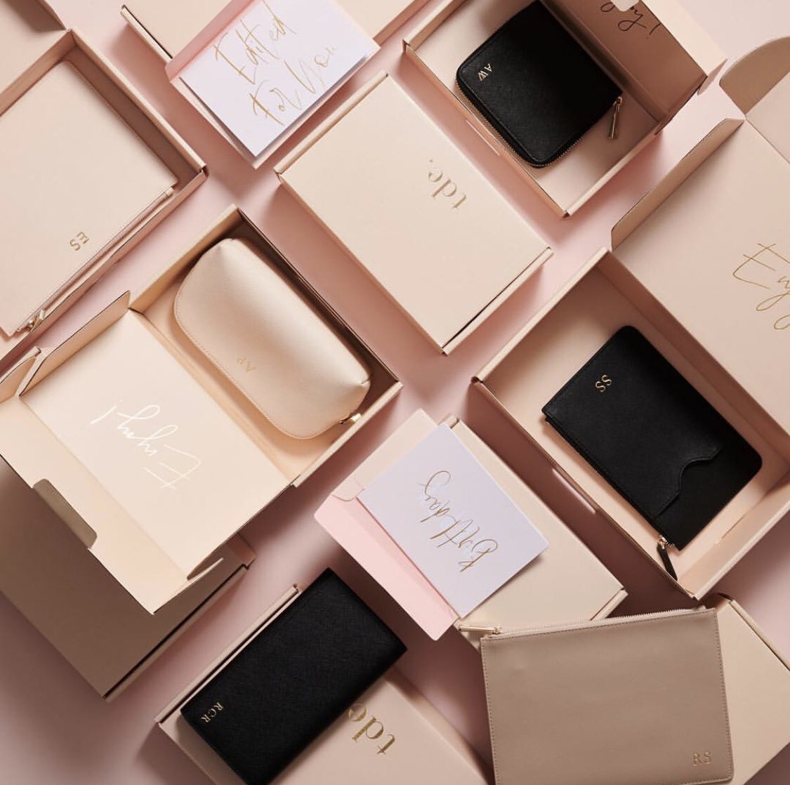 TheDailyEdited's tweet photo. Gifting made #easy for under $150, $100, and $50- boxed w/the cutest complimentary gift cards going around 🎁💝🎁 #thedailyedited https://t.co/2Jgw8lDzja https://t.co/Zy5fB7xWid