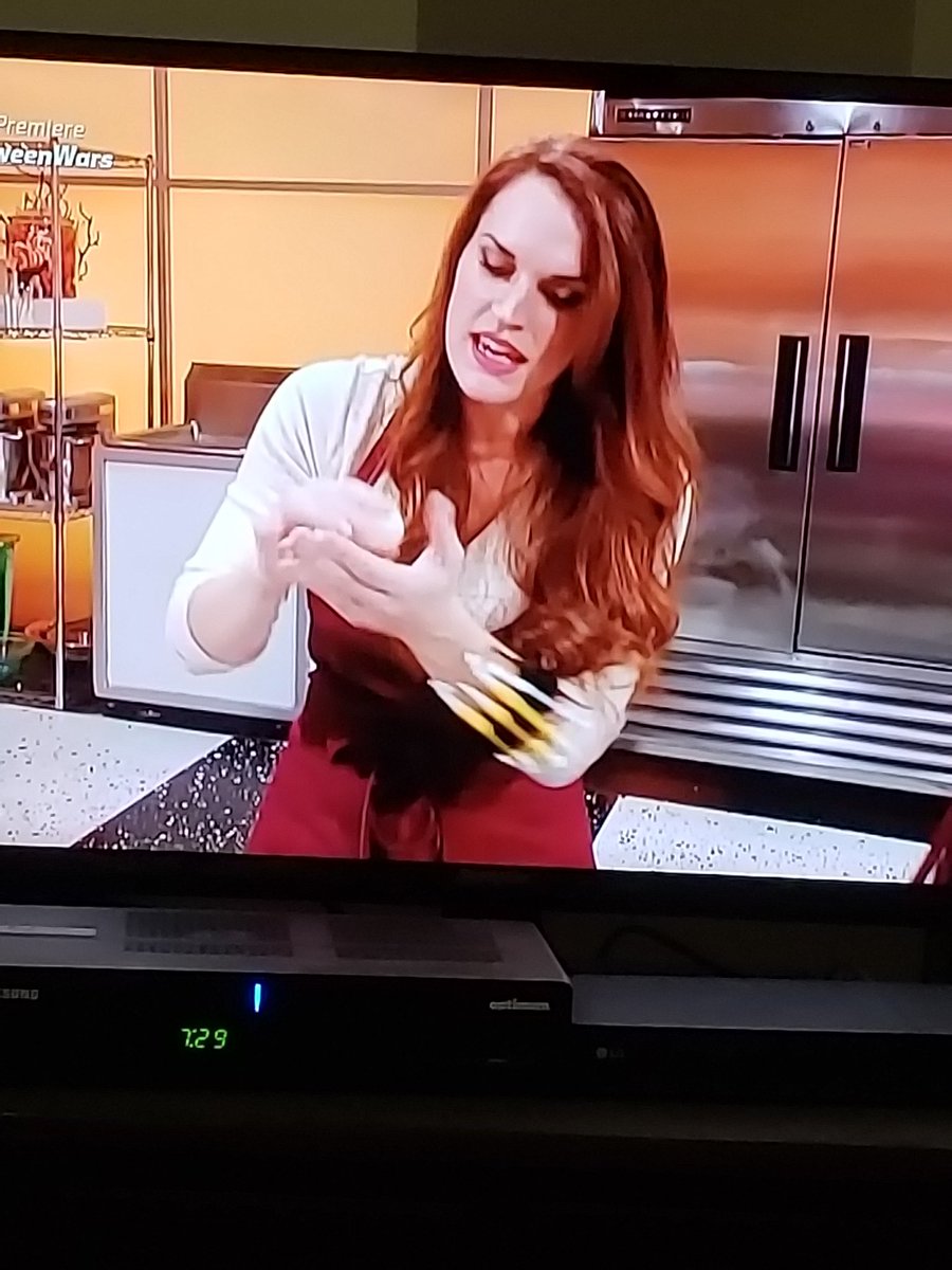 CJ413's tweet photo. @TylerGreenFX OMG! Your #WonderBand is on her arm!!! @FoodNetwork #ElizabethRowe #HalloweenWars https://t.co/2P2s8Q0HIl