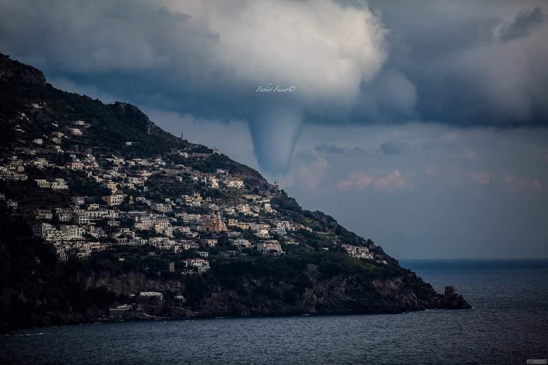 severeweatherEU's tweet photo. Big waterspout off Amalfi coast, Campania, south Italy yesterday, October 1. Report: Fabio Fusco https://t.co/Uz7FENg16L