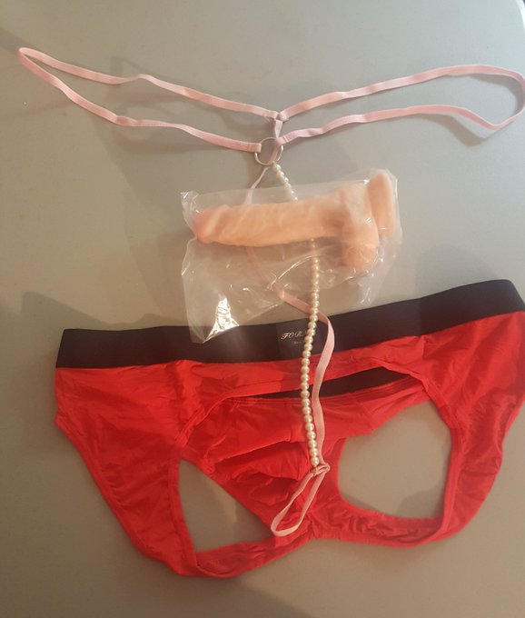 An awesome fan sent me wonderful gifts! https://t.co/T6p3Mmh7eb